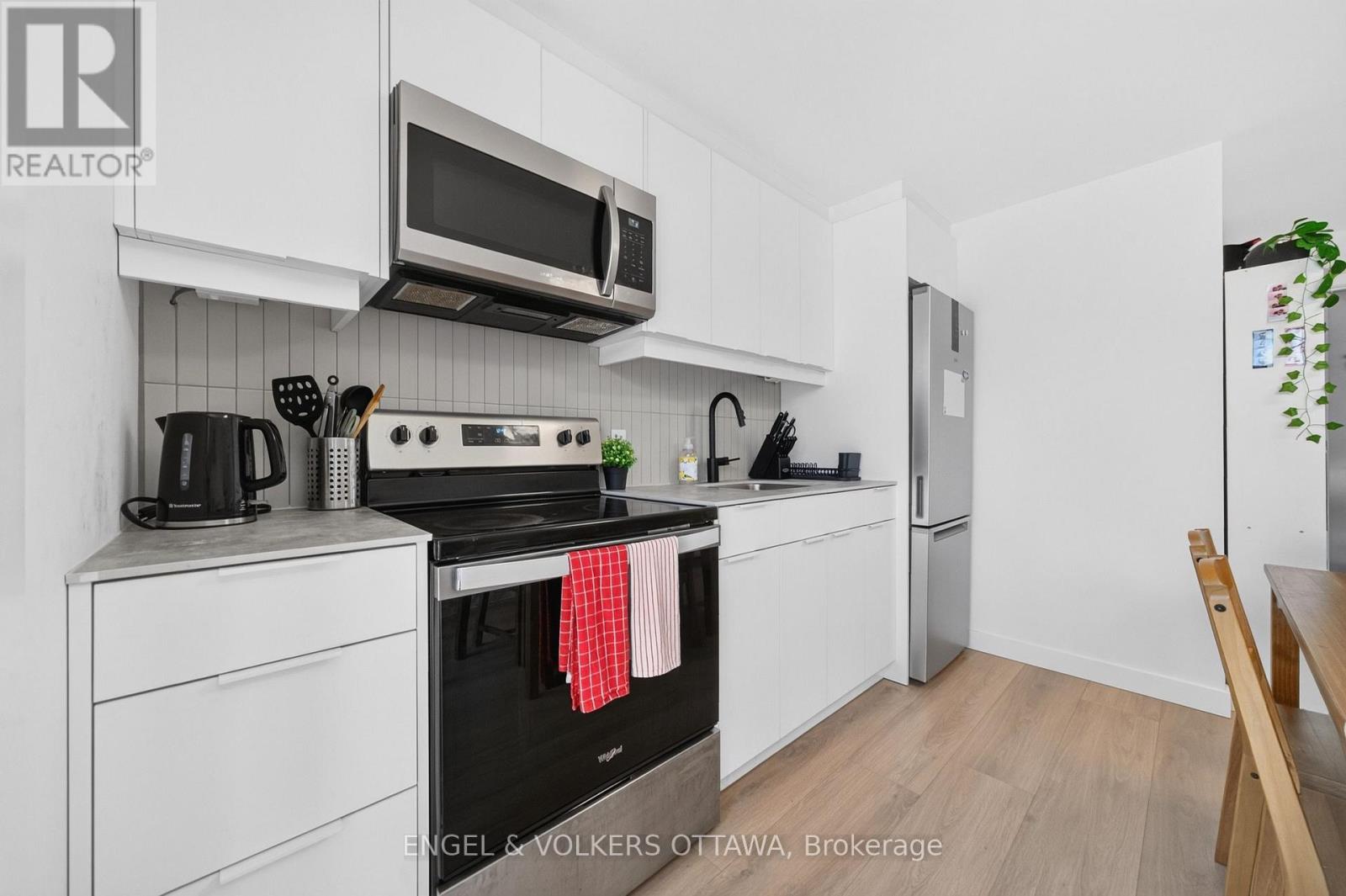 D - 119 Carruthers Avenue Property Photo 7