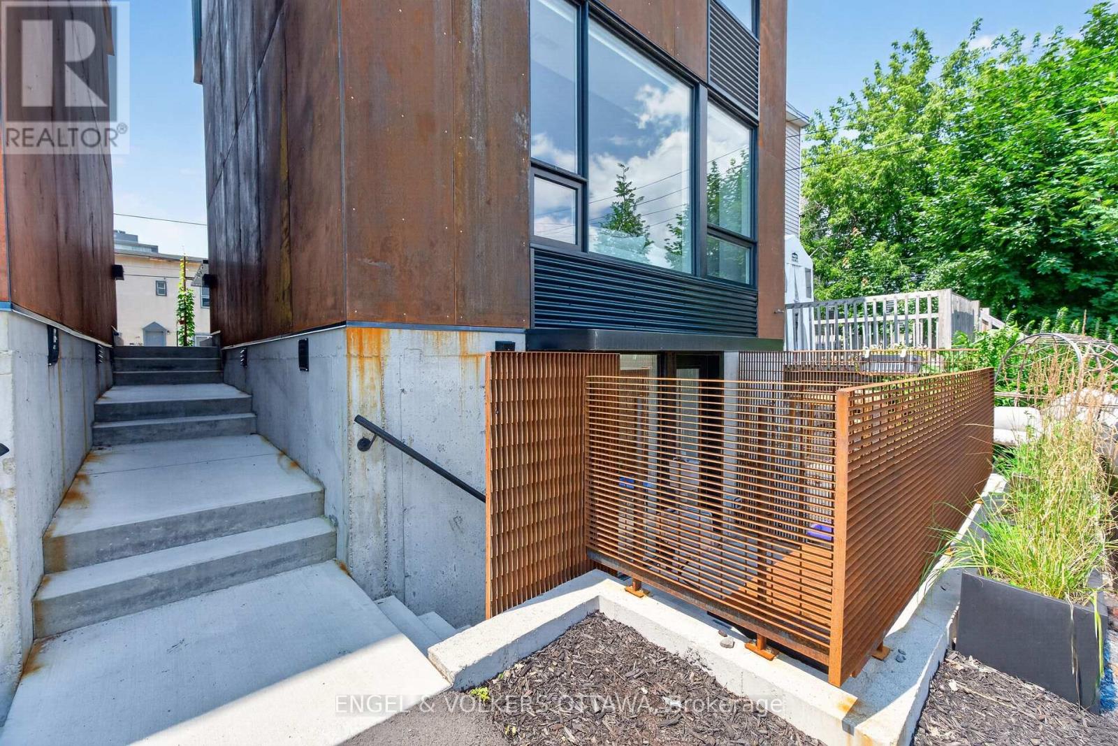 D - 119 Carruthers Avenue Property Photo 21