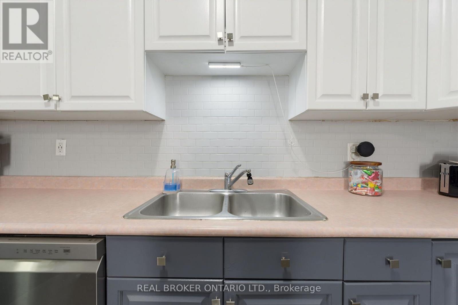 256 Dundas Street Property Photo 6