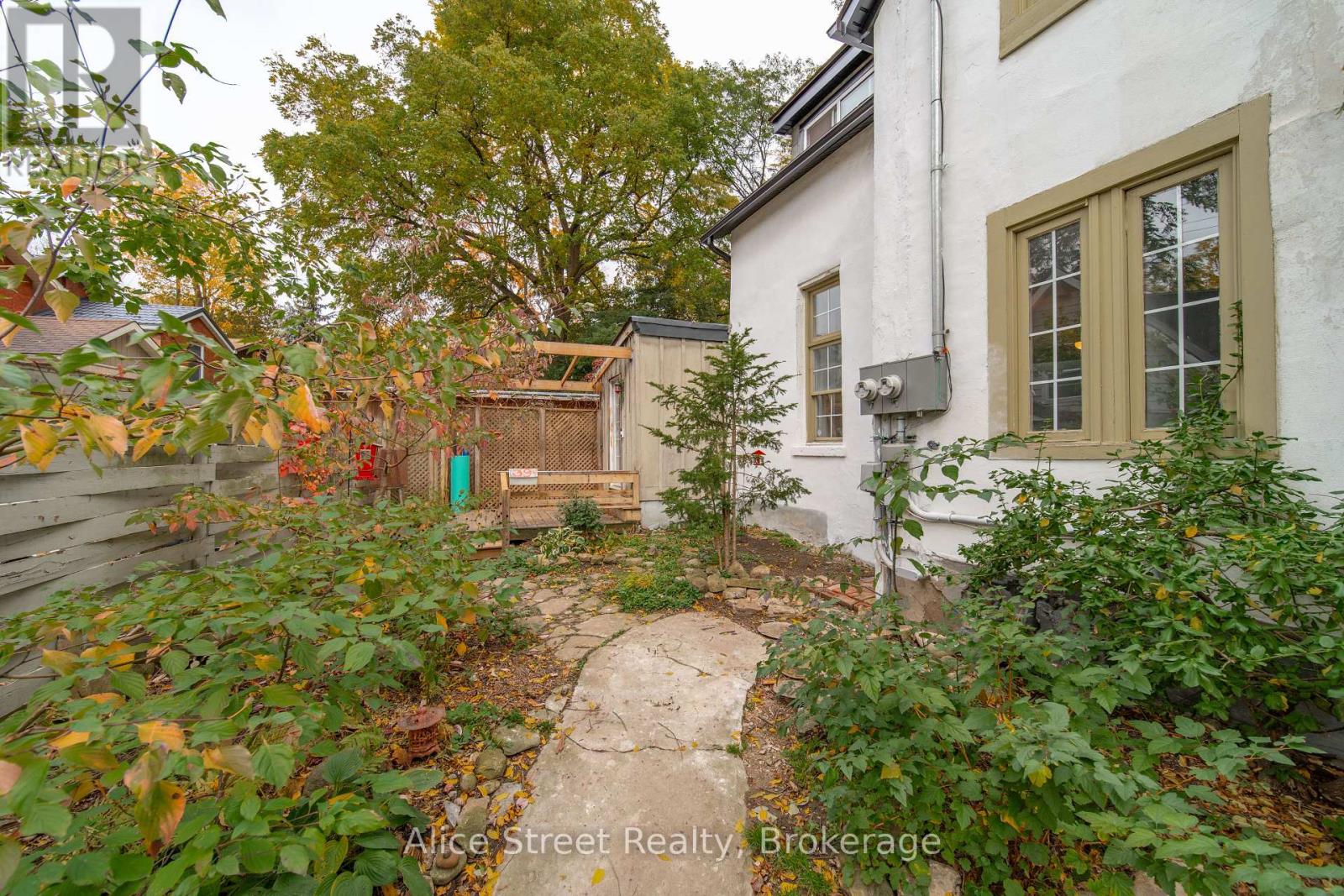 39 Arthur Street N Property Photo 1