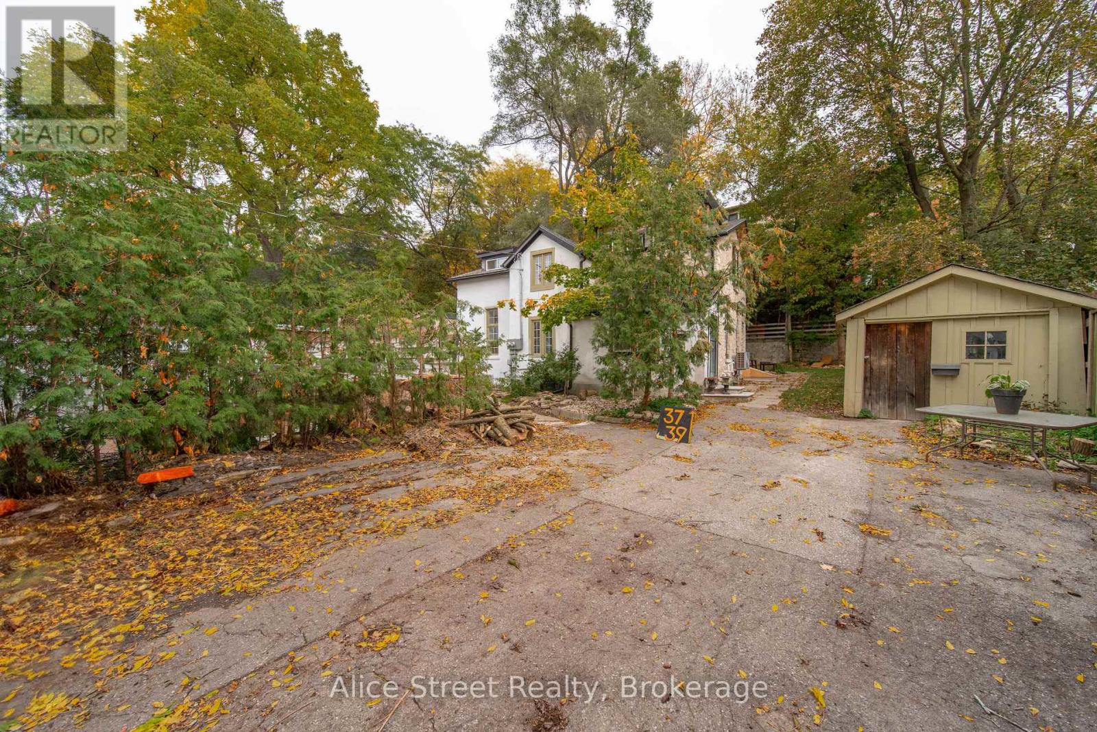 39 Arthur Street N Property Photo 2