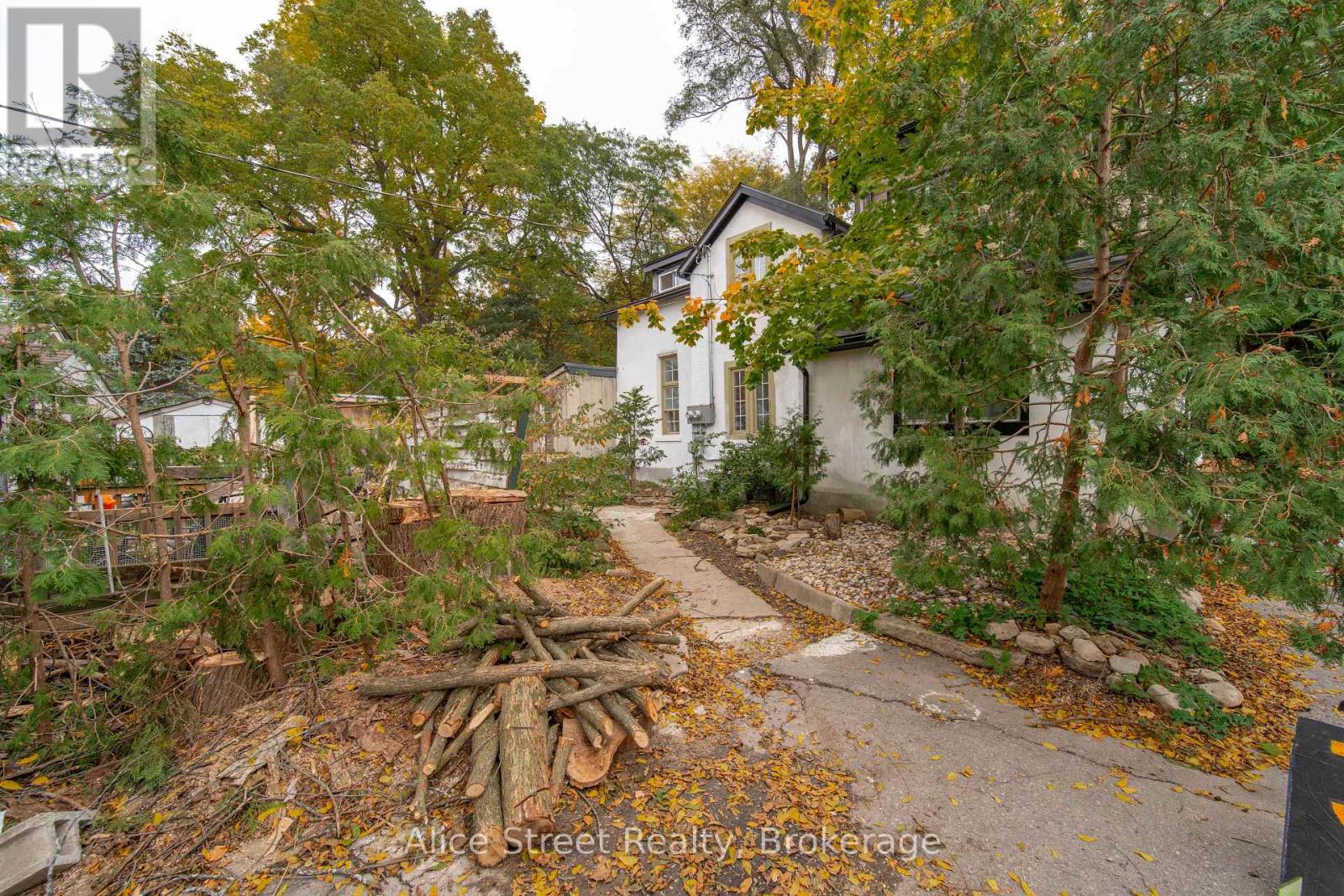 39 Arthur Street N Property Photo 3