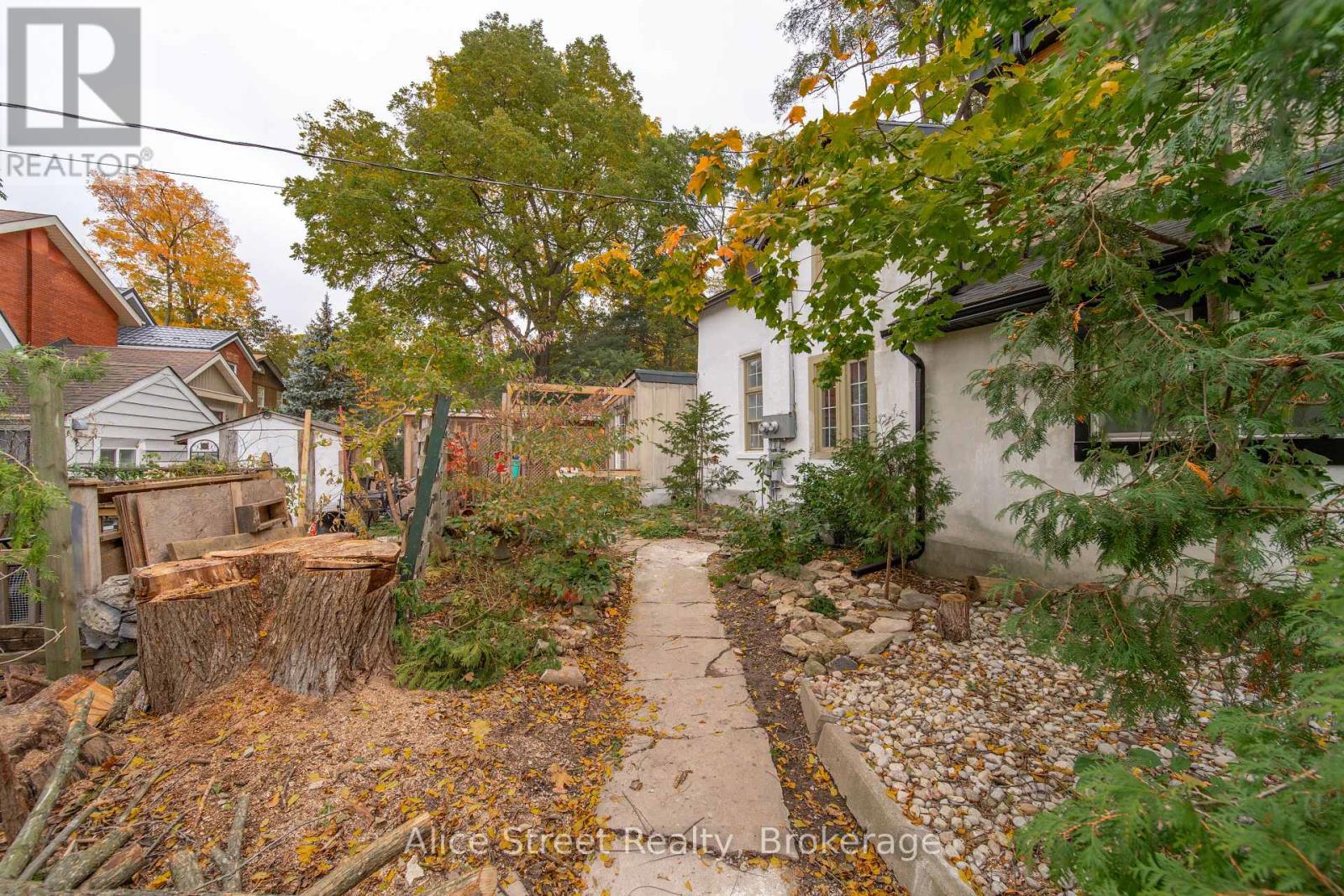 39 Arthur Street N Property Photo 4