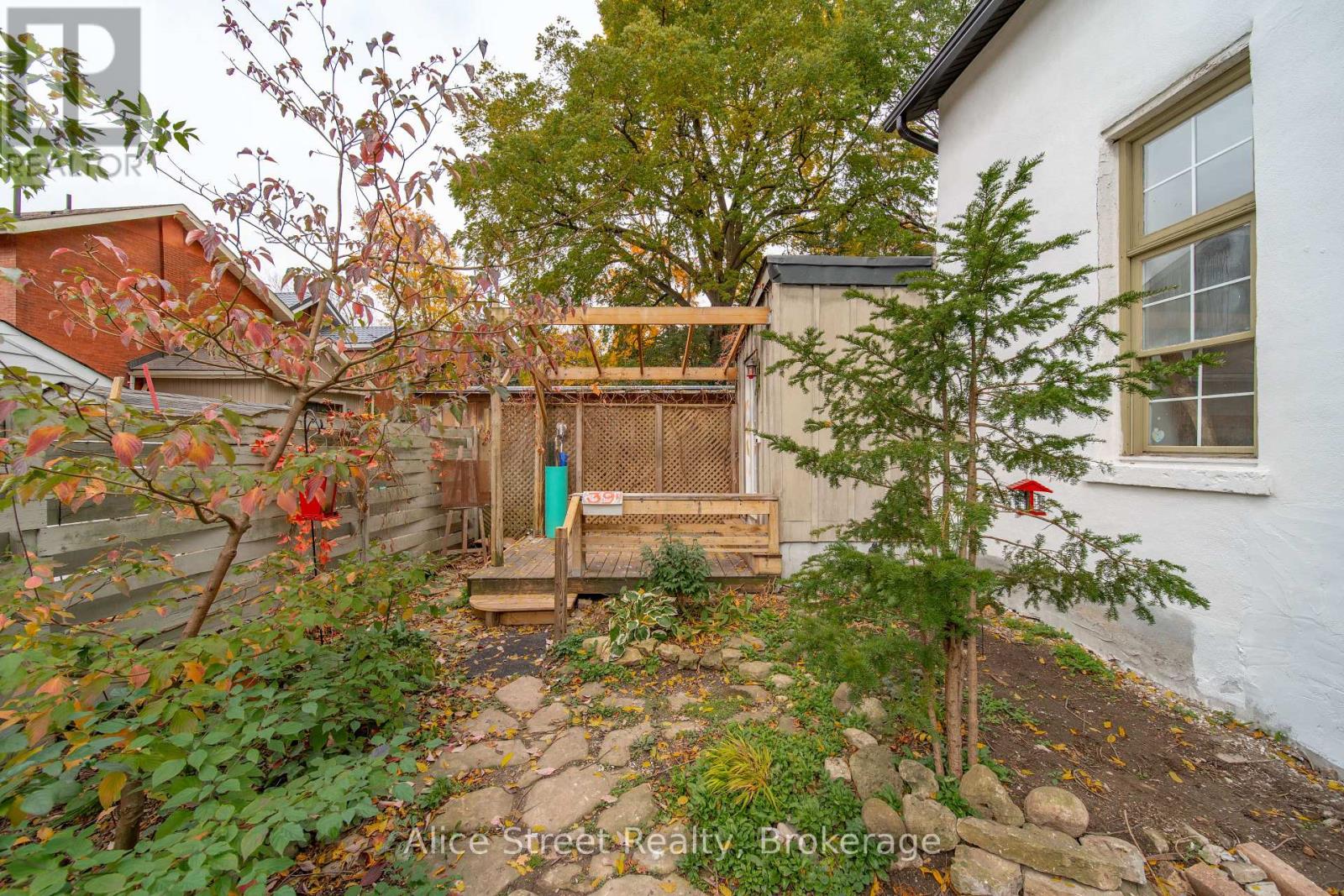 39 Arthur Street N Property Photo 5