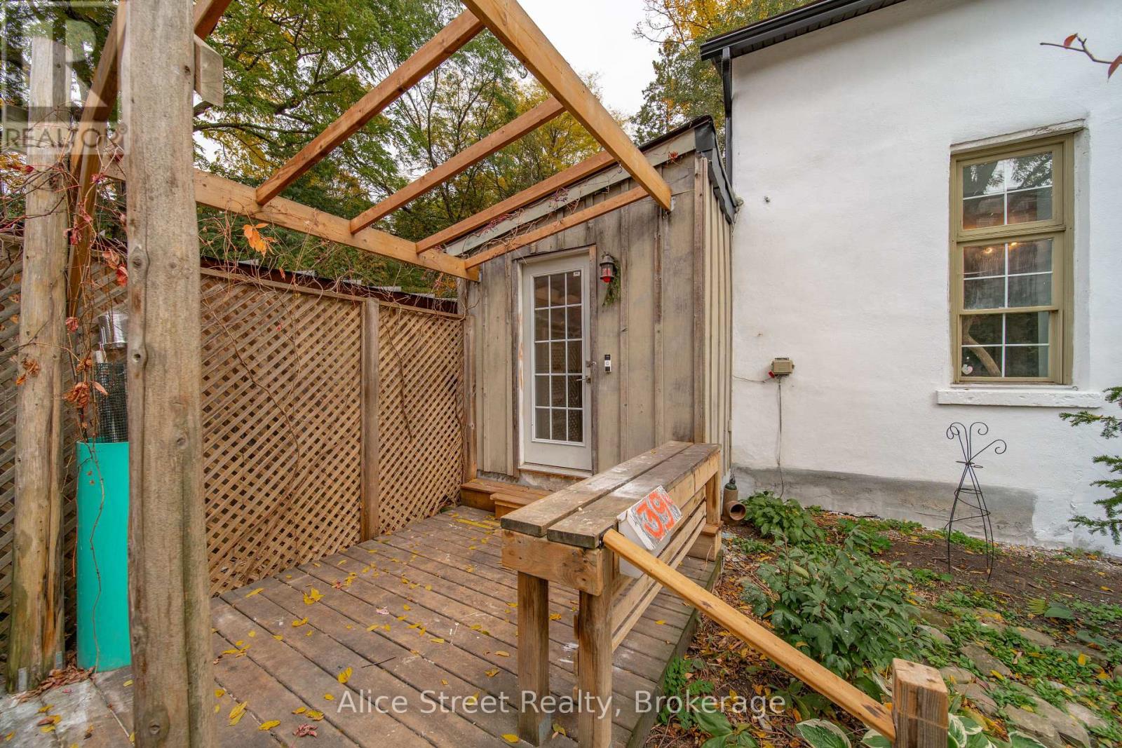 39 Arthur Street N Property Photo 6