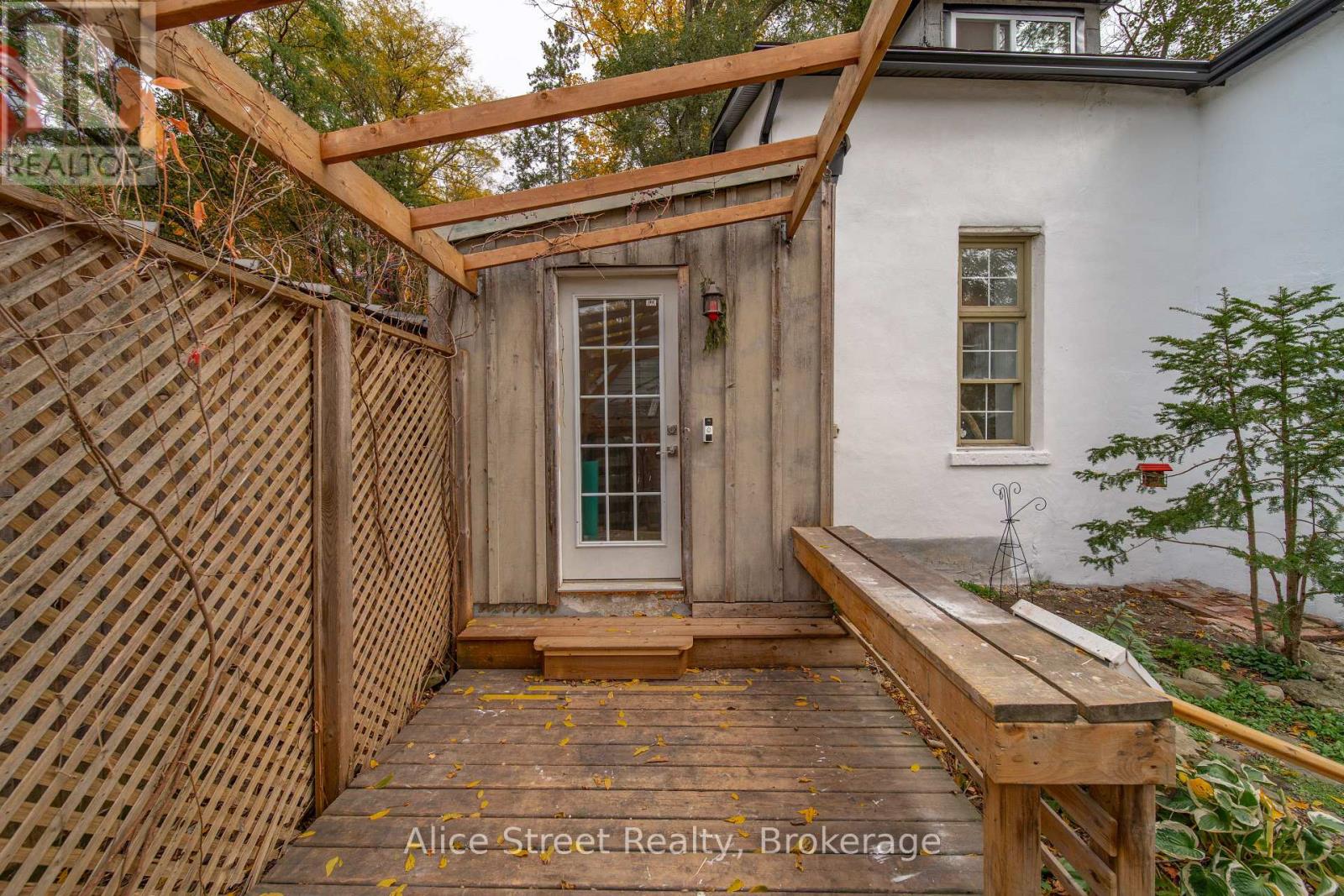 39 Arthur Street N Property Photo 7