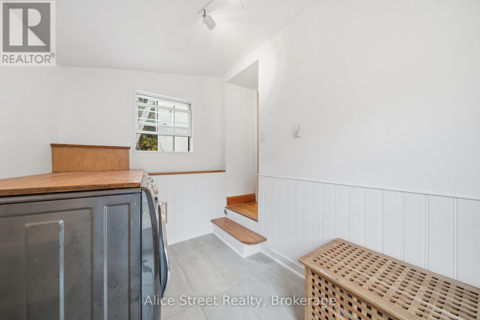39 Arthur Street N Property Photo 9