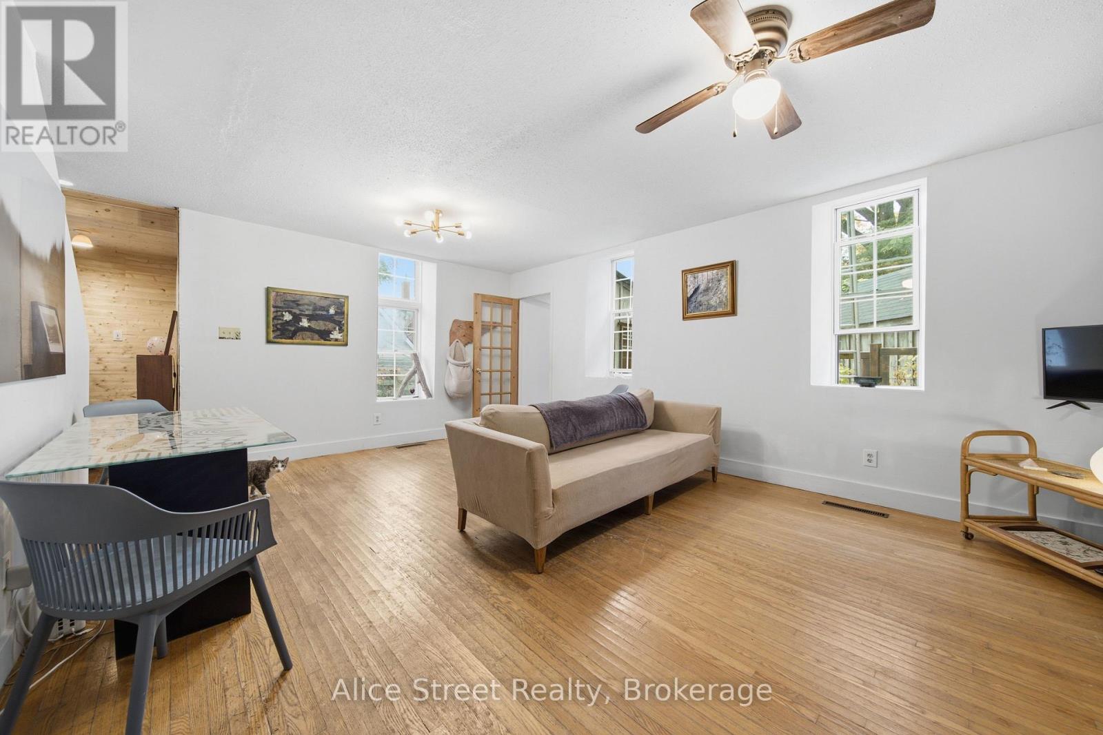 39 Arthur Street N Property Photo 14