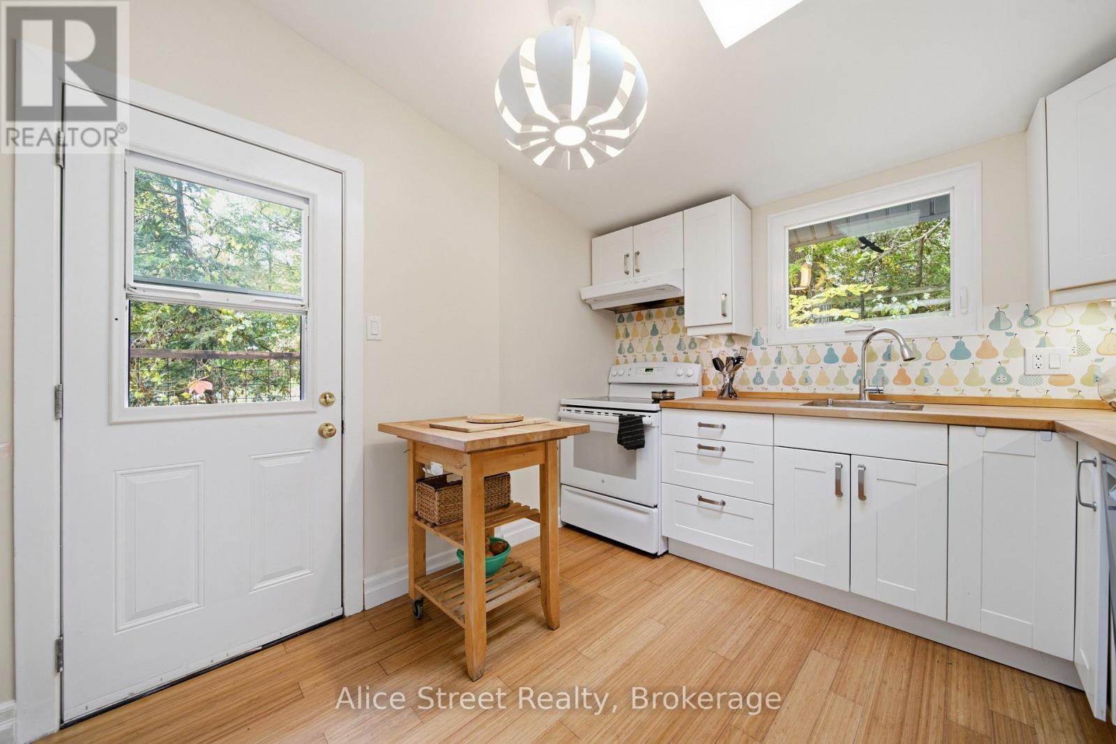 39 Arthur Street N Property Photo 15