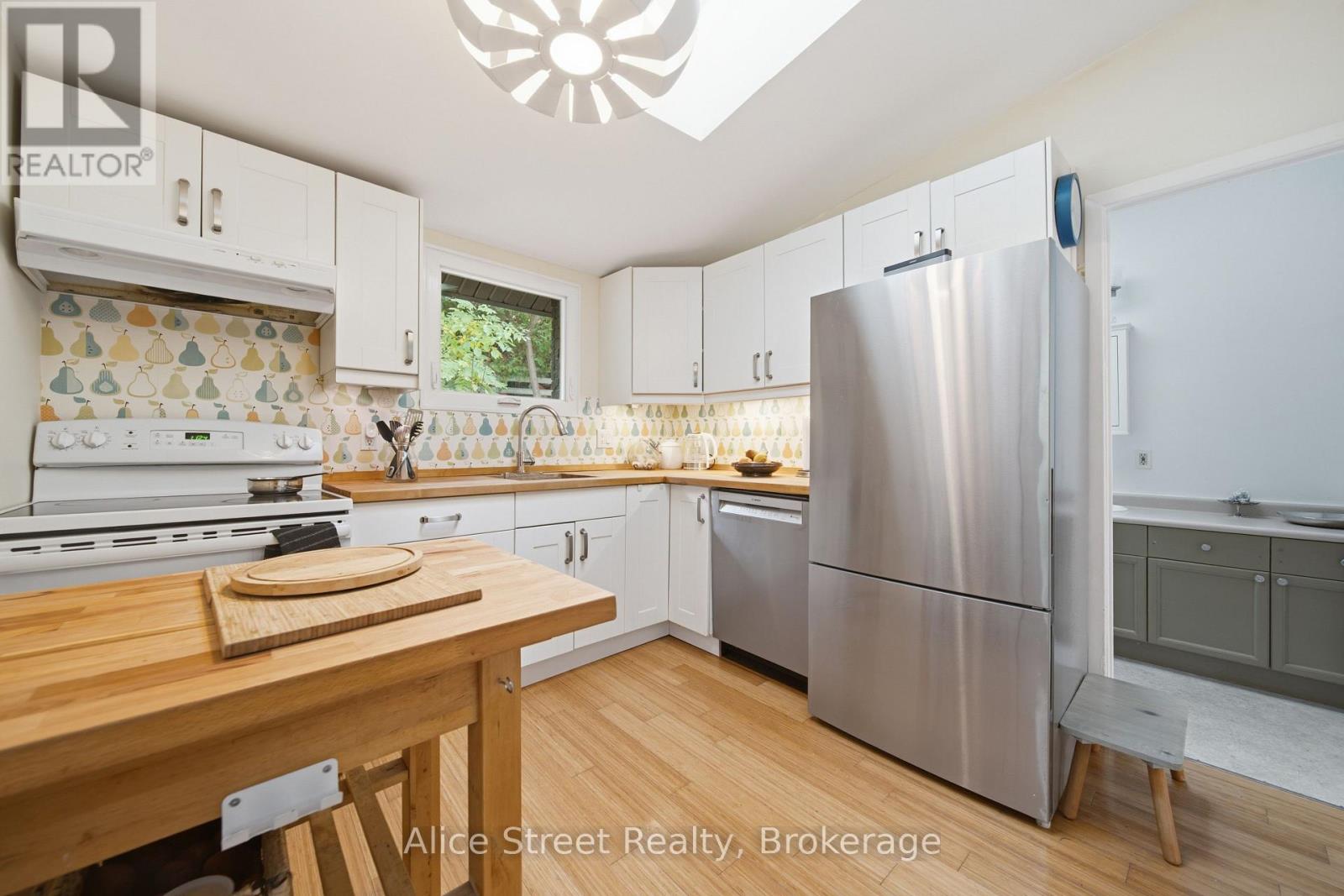 39 Arthur Street N Property Photo 16
