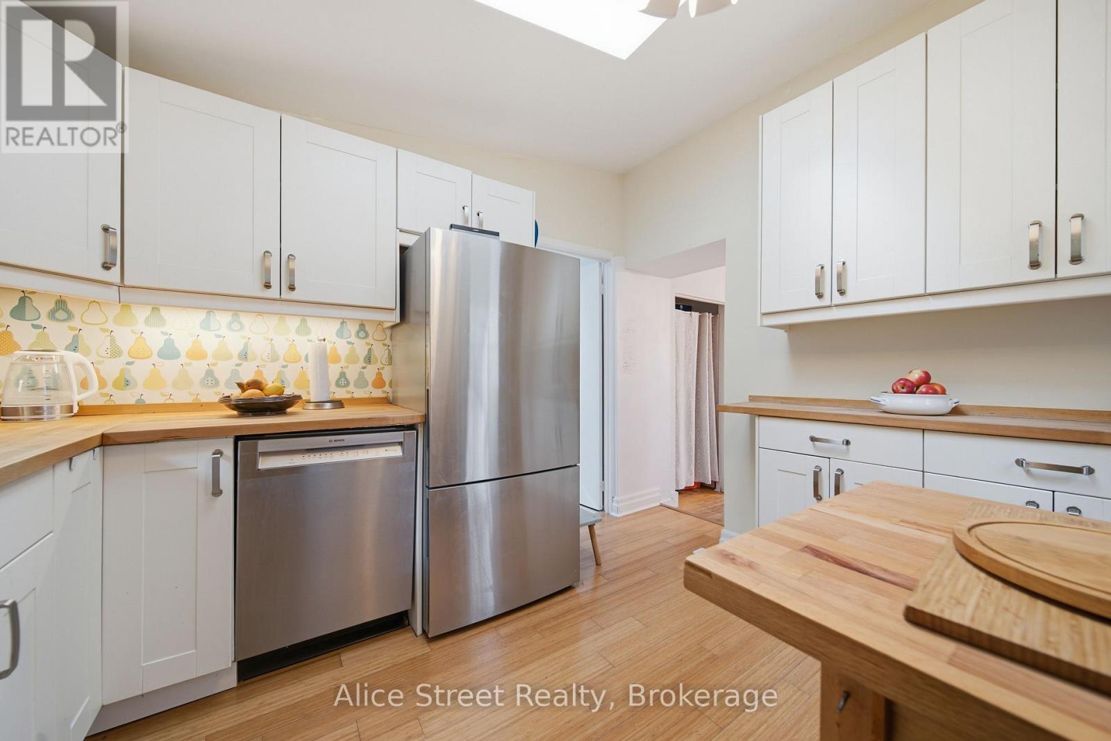 39 Arthur Street N Property Photo 17