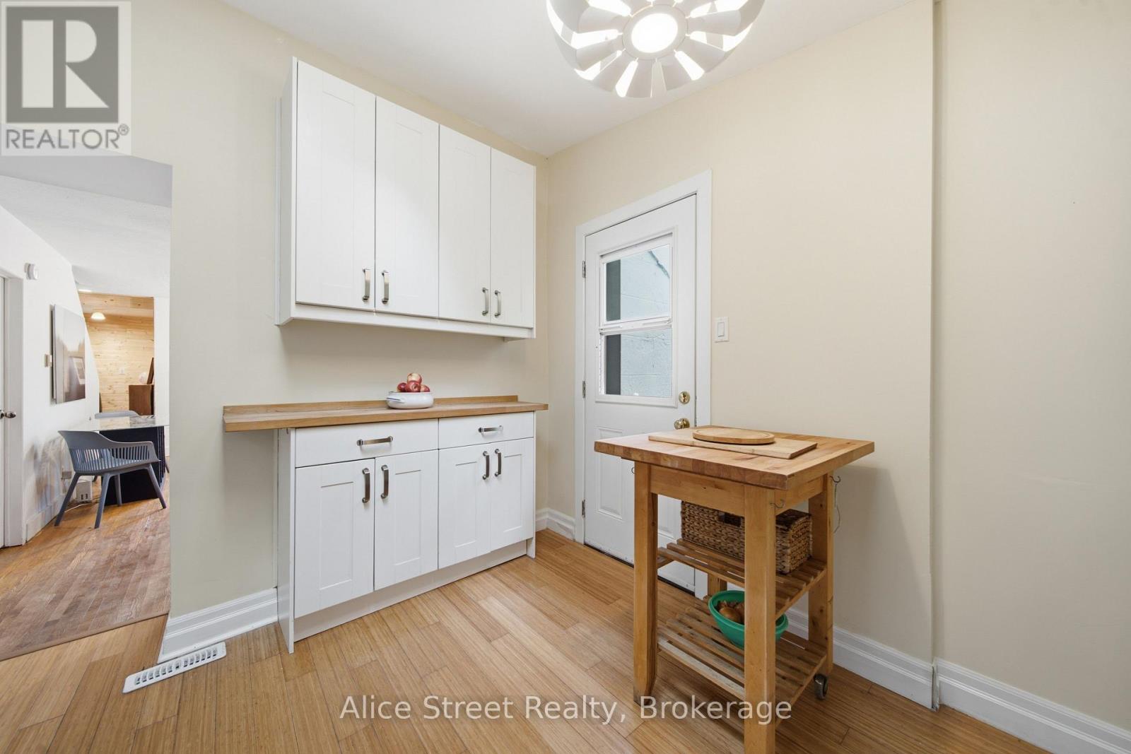 39 Arthur Street N Property Photo 18
