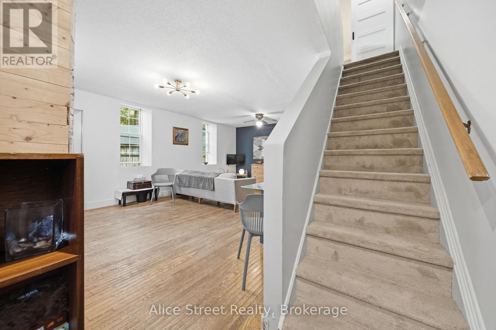 39 Arthur Street N Property Photo 21