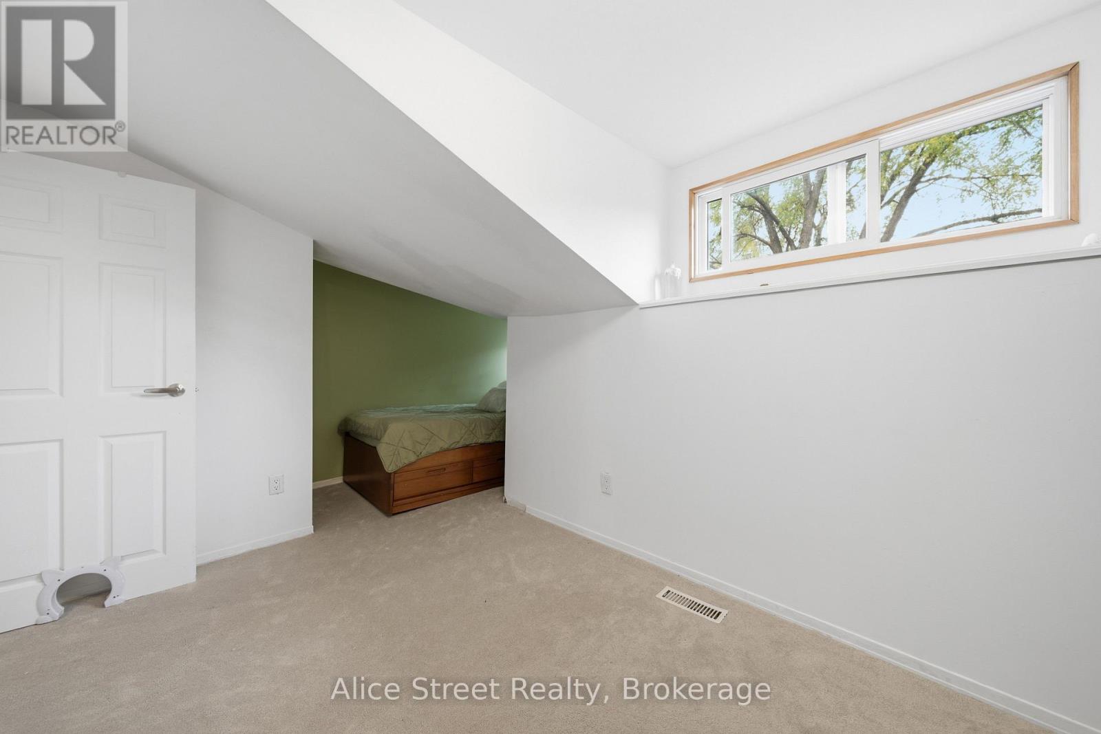39 Arthur Street N Property Photo 27