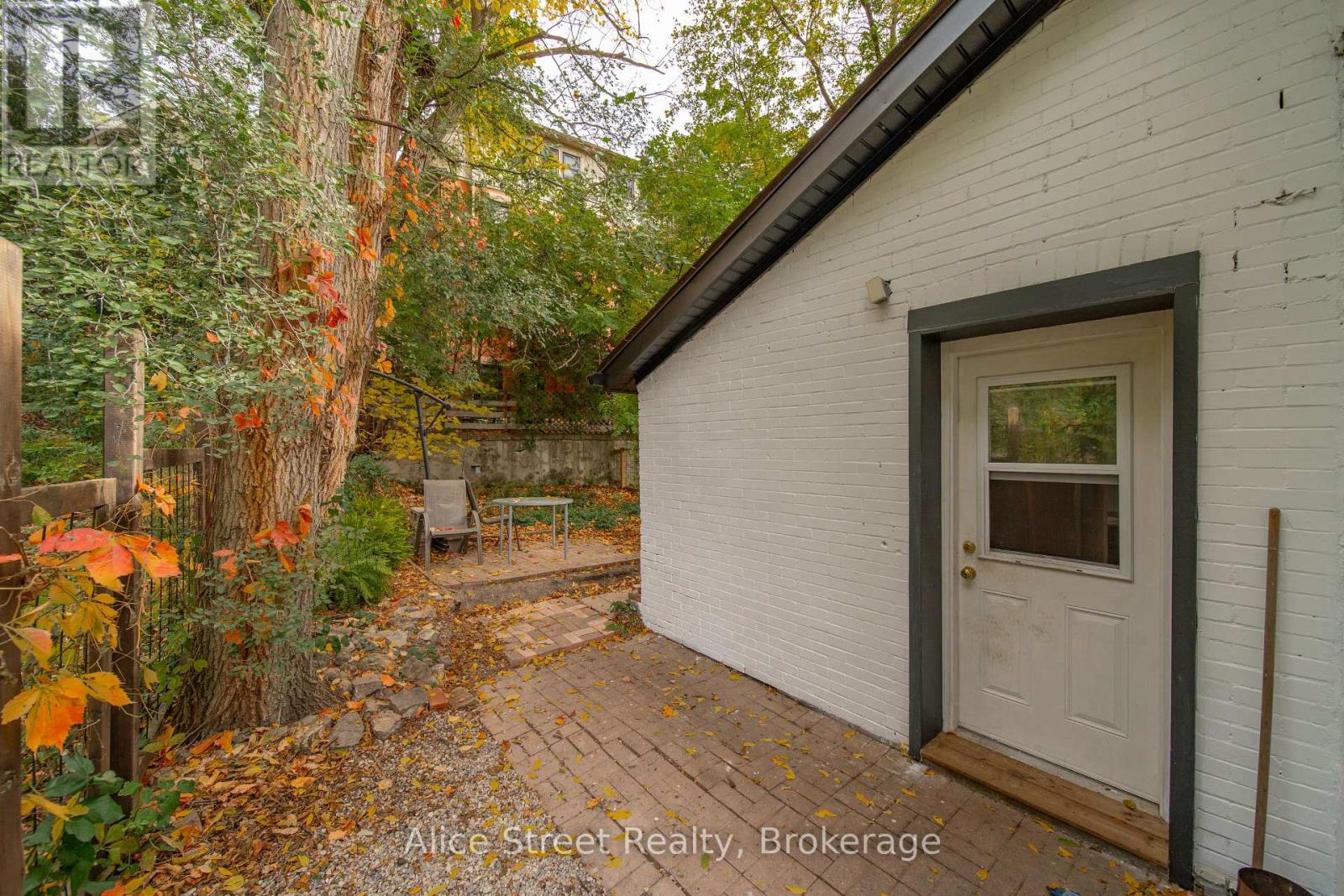 39 Arthur Street N Property Photo 31