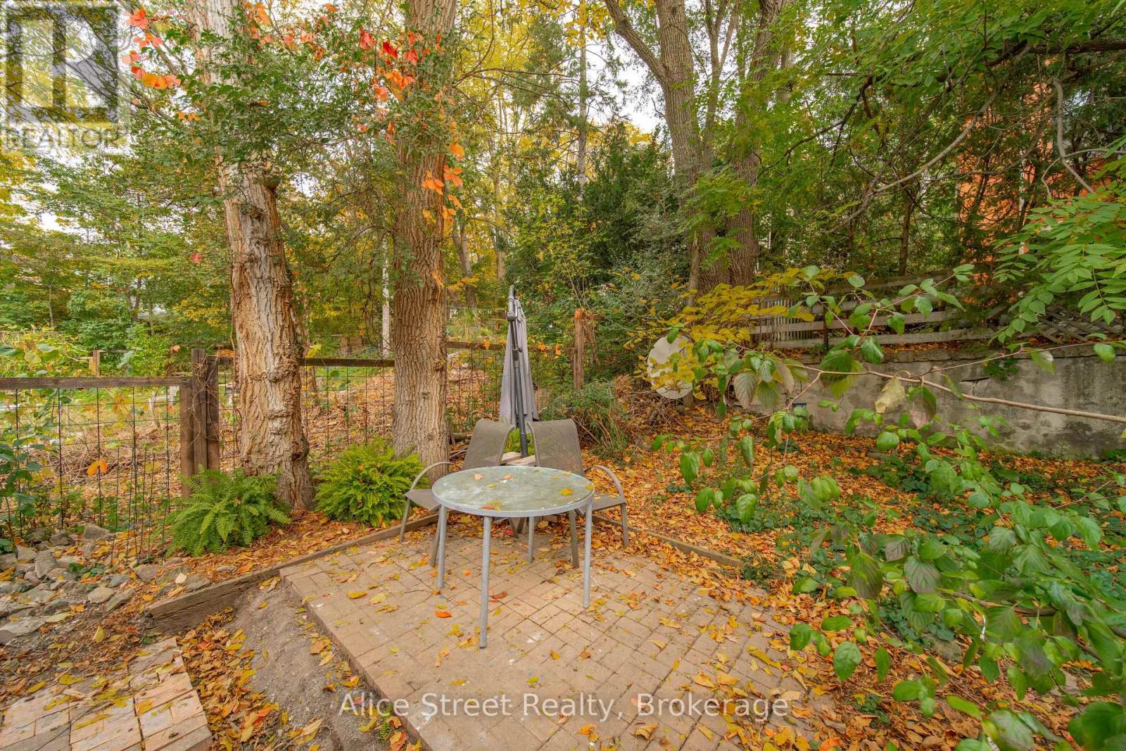 39 Arthur Street N Property Photo 33