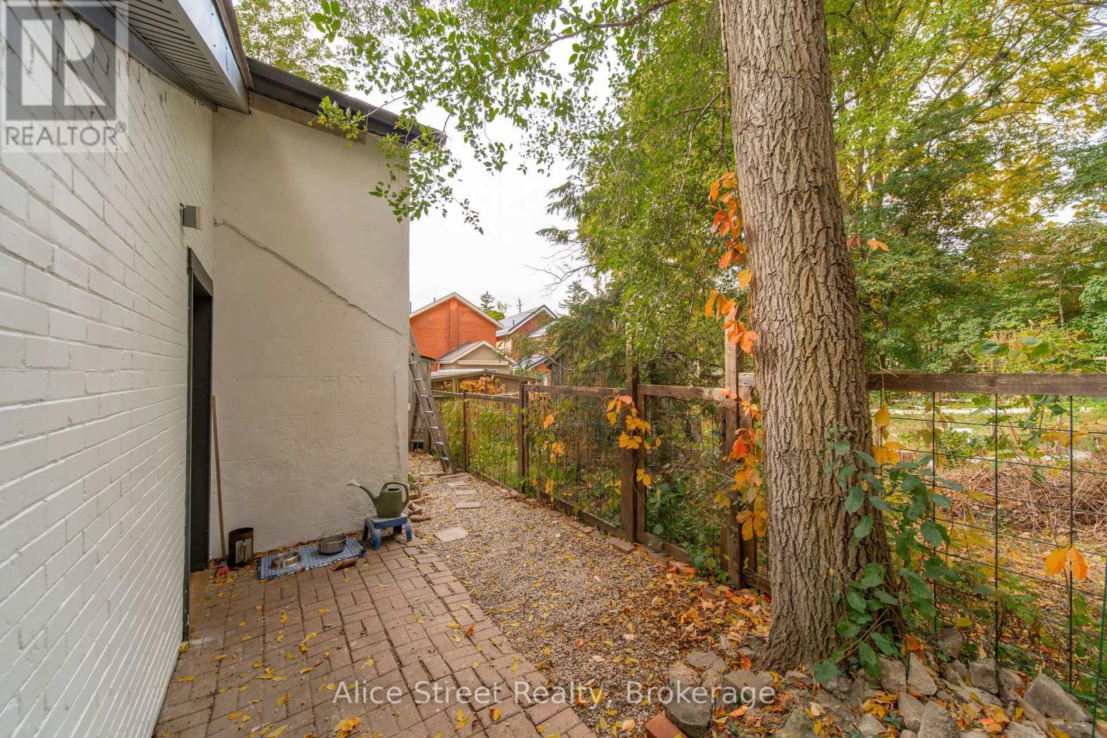 39 Arthur Street N Property Photo 38