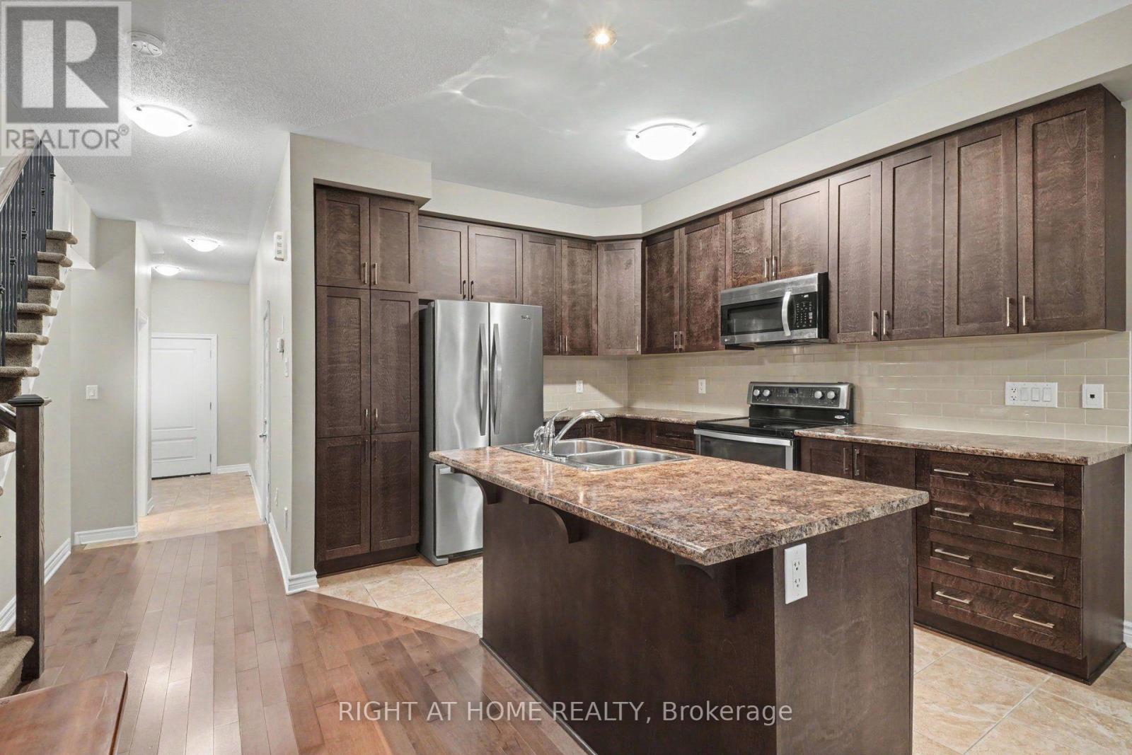 998 Bunchberry Way Property Photo 4