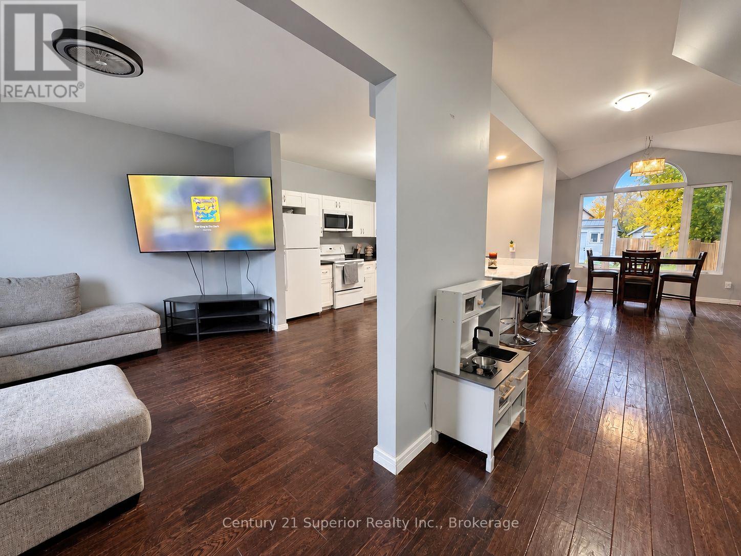 128 Bethune Street Property Photo 4