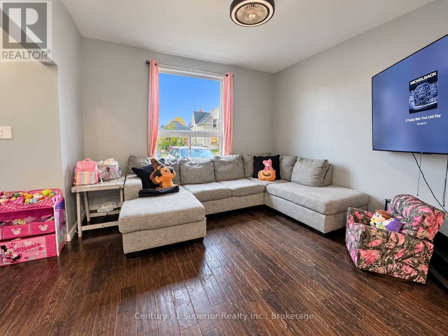 128 Bethune Street Property Photo 7
