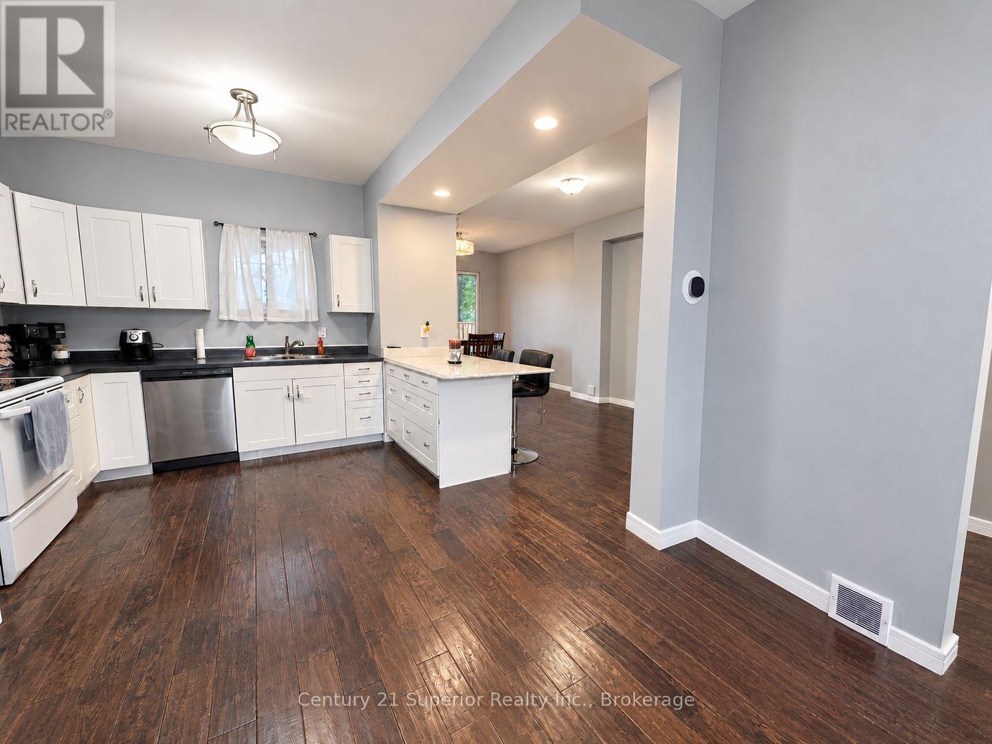 128 Bethune Street Property Photo 8