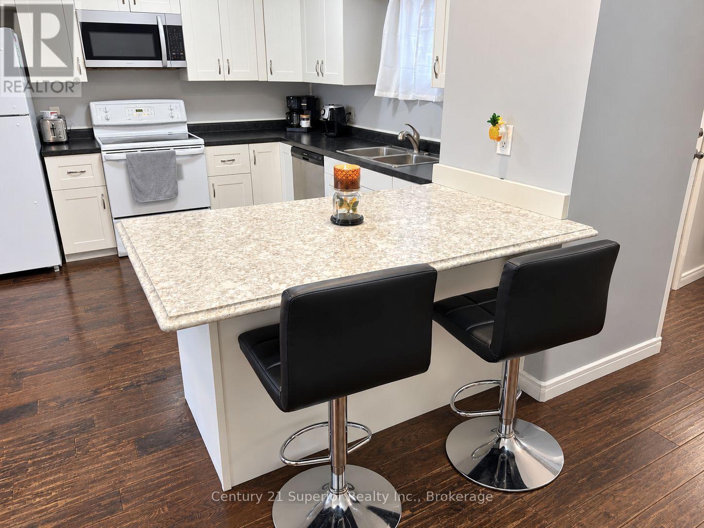 128 Bethune Street Property Photo 10