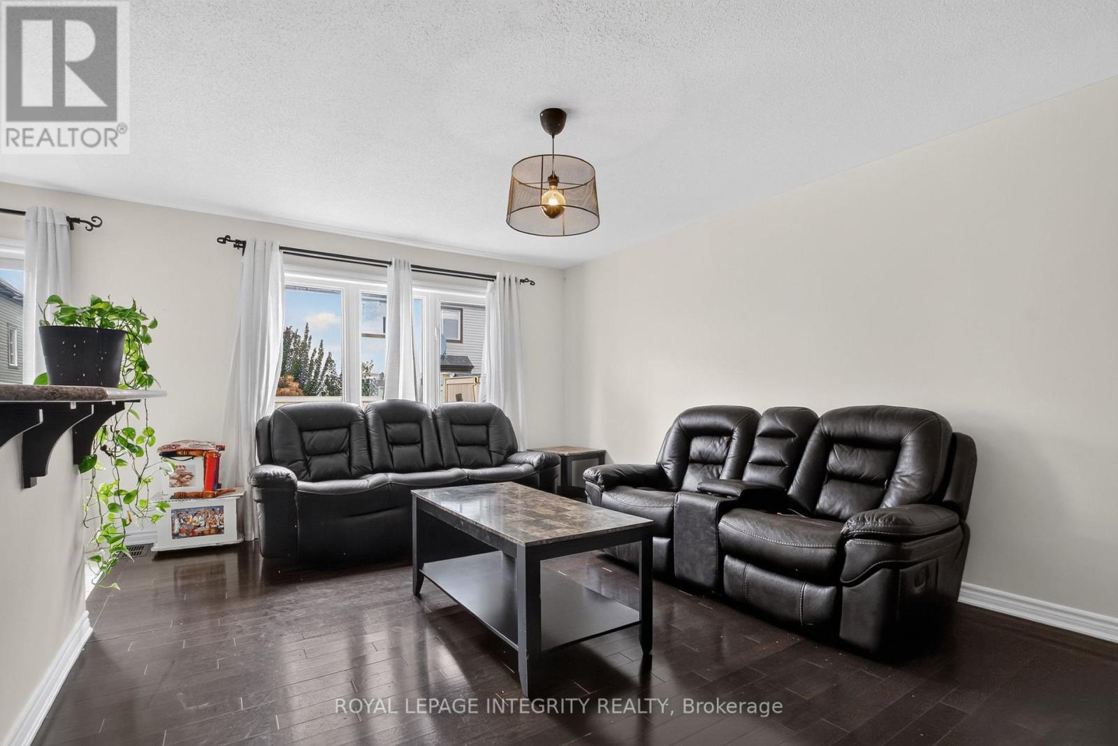 414 Meadowhawk Crescent Property Photo 9