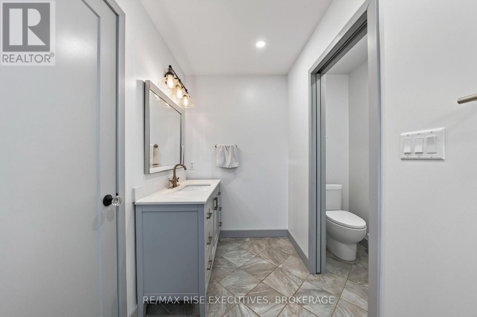 675 Collins Bay Road Property Photo 23