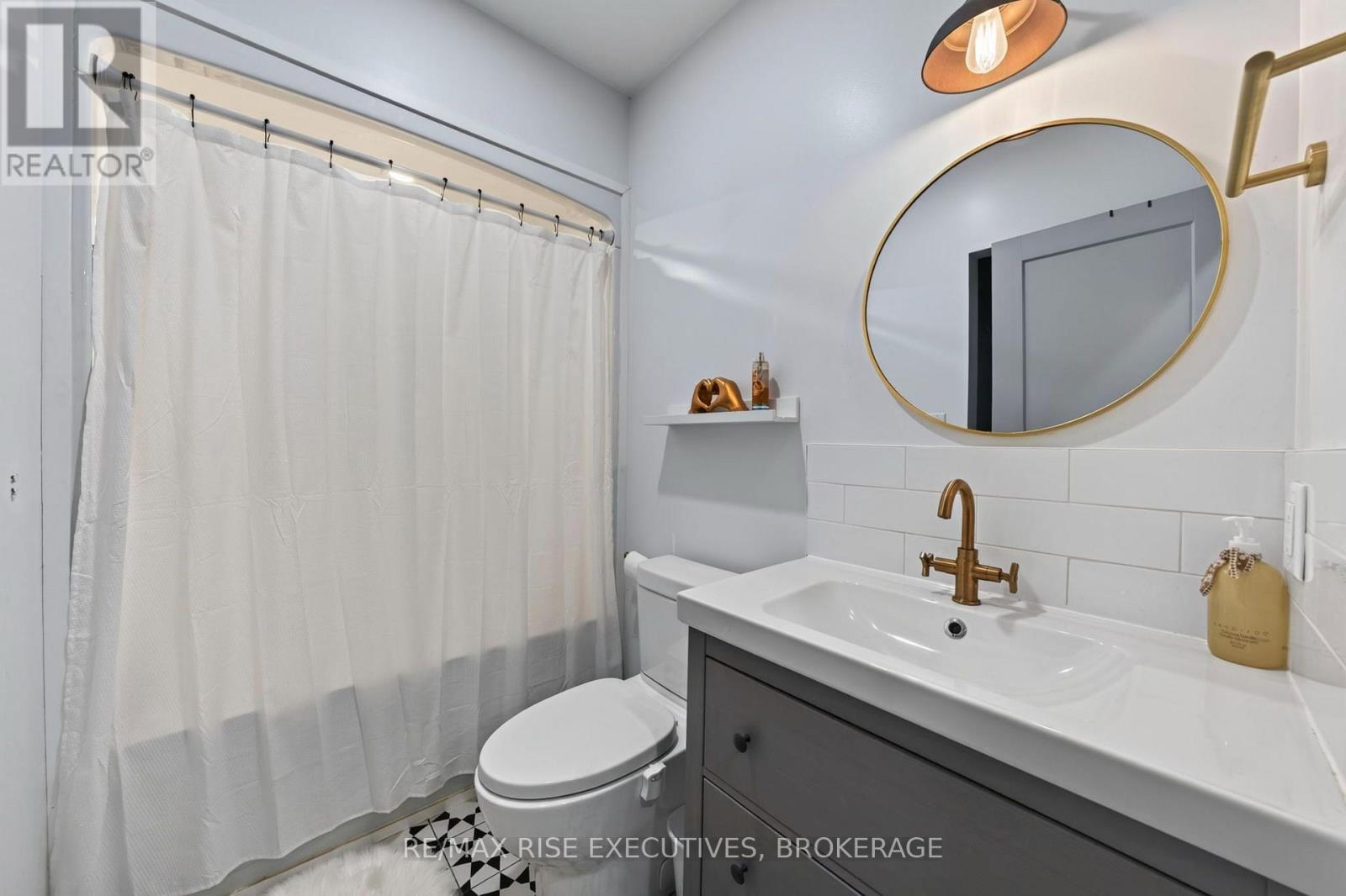 675 Collins Bay Road Property Photo 29