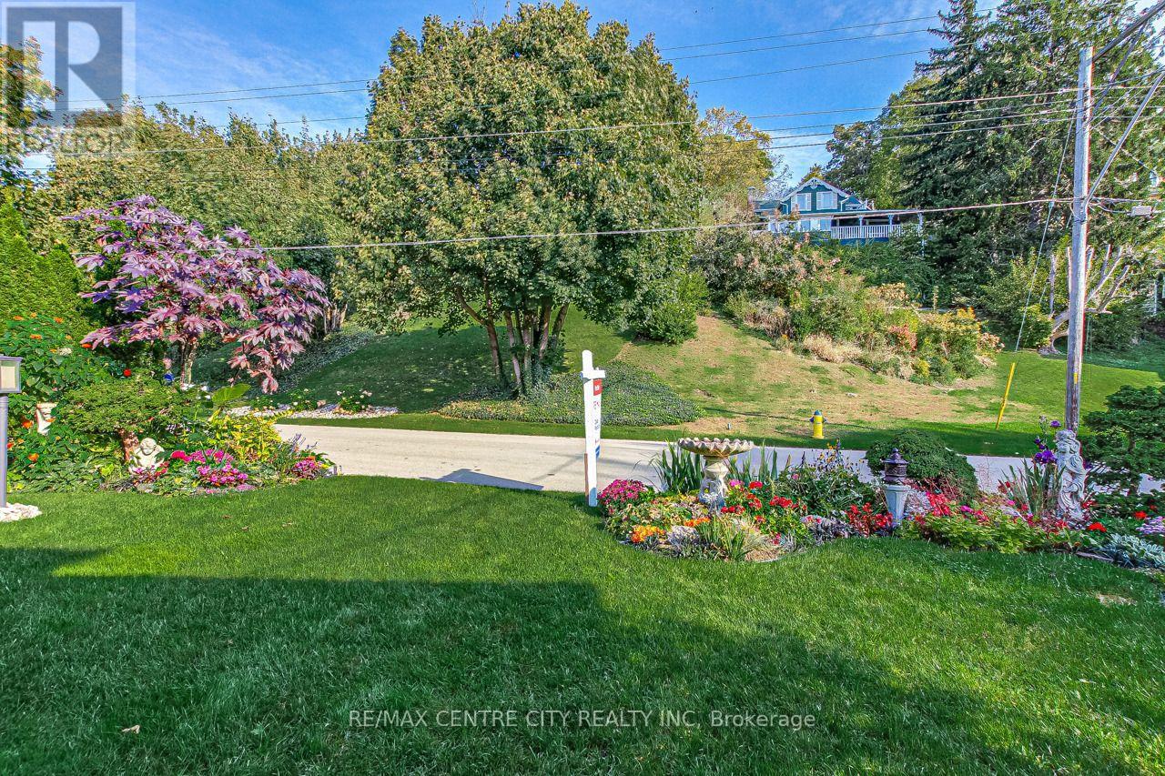 174 Harrison Place Property Photo 3