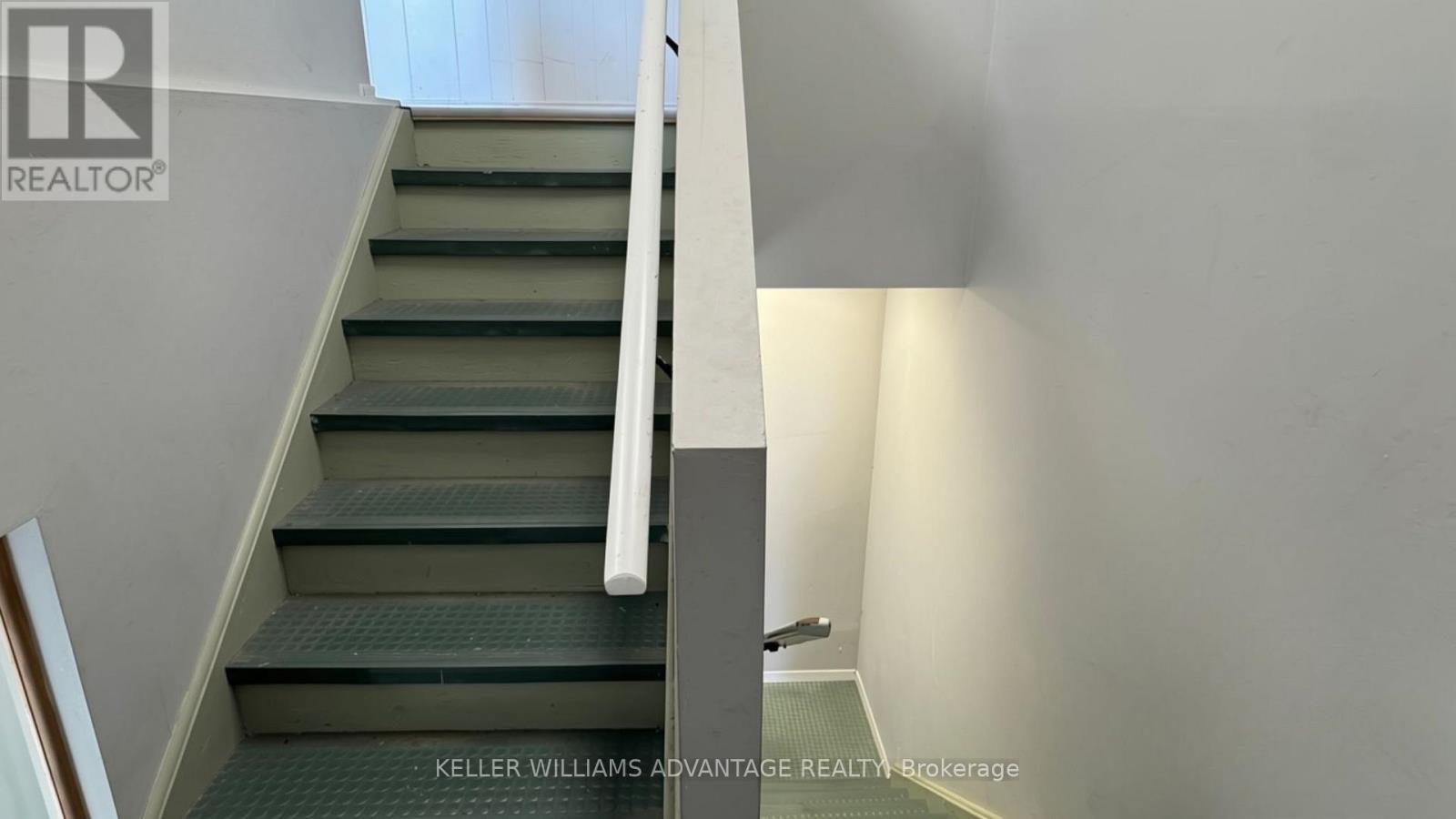 39 Kent Street N Property Photo 4