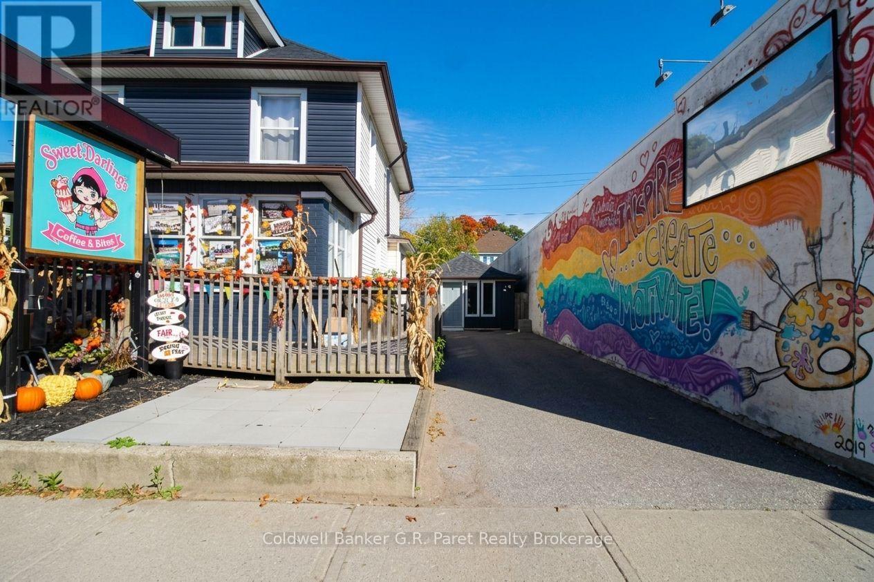 39 Norfolk Street N Property Photo 3