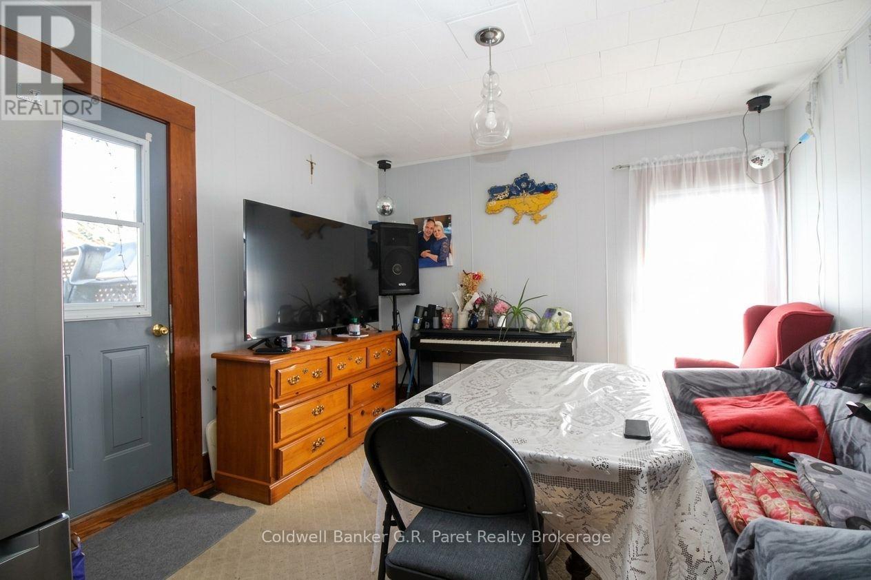 39 Norfolk Street N Property Photo 4