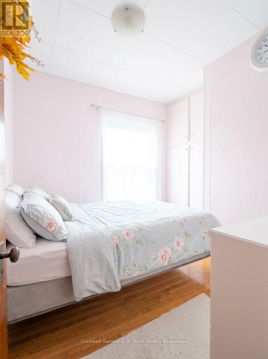 39 Norfolk Street N Property Photo 6