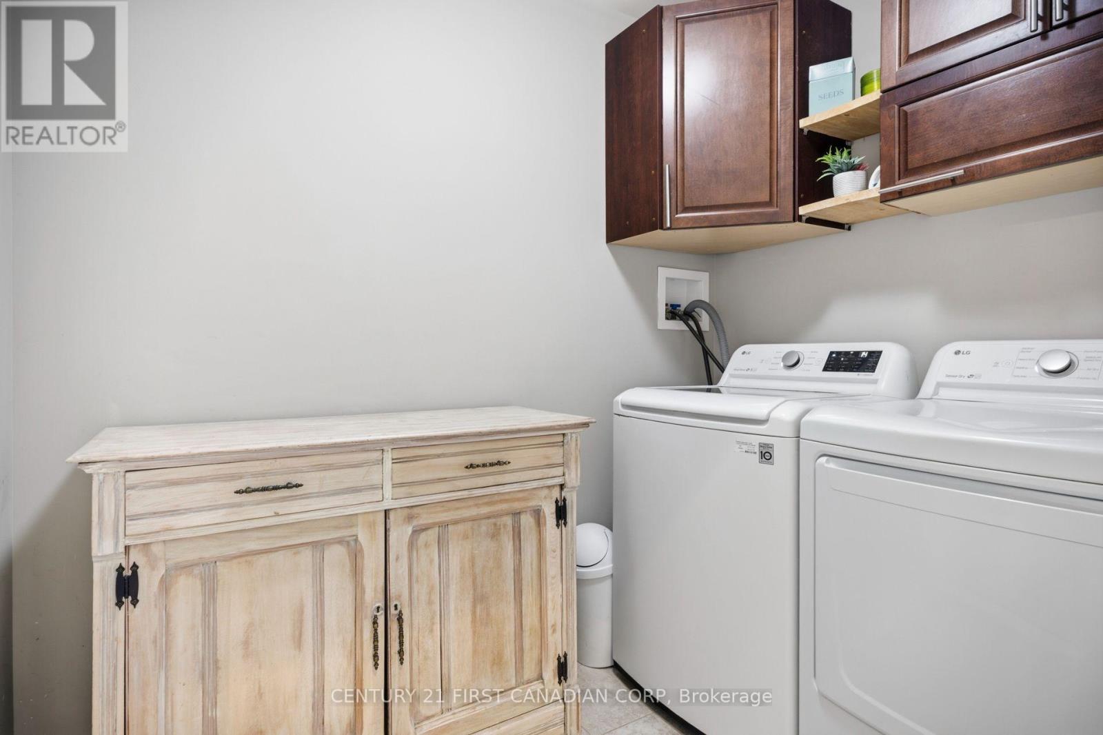 279 Oak Street Property Photo 8