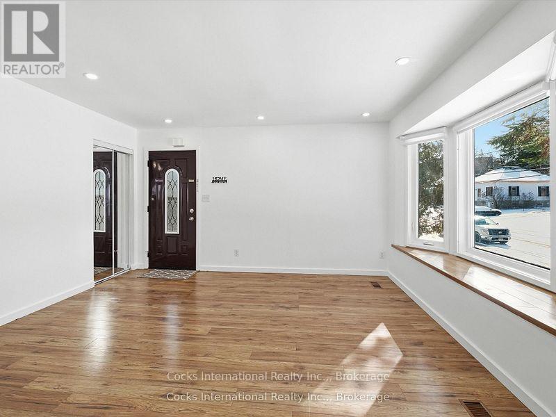 36 Susan Street W Property Photo 4