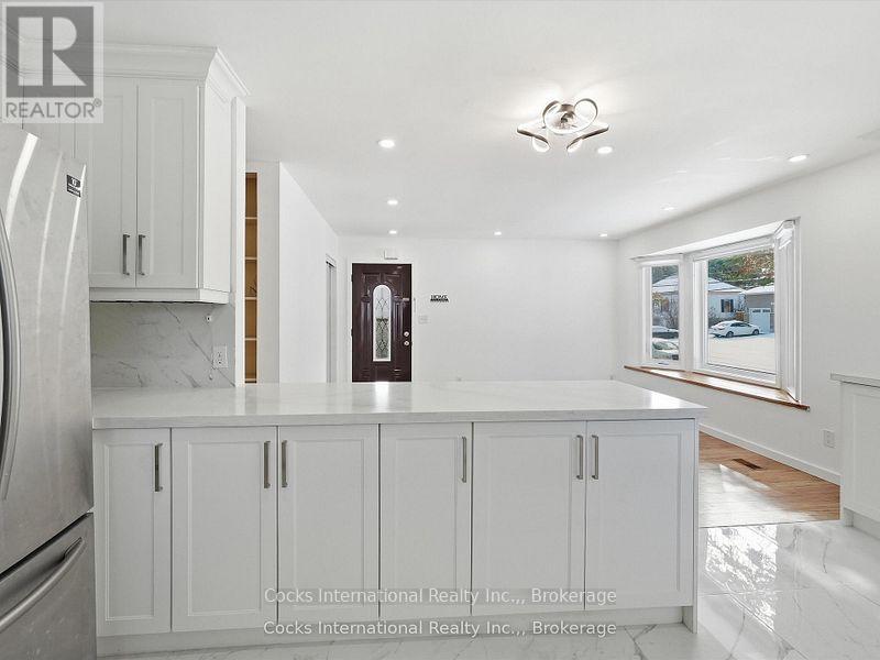 36 Susan Street W Property Photo 8