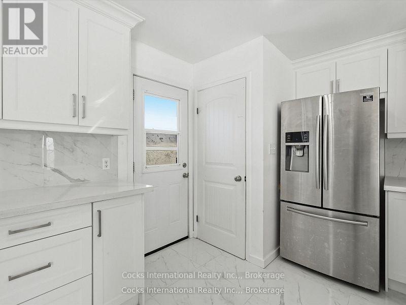 36 Susan Street W Property Photo 10