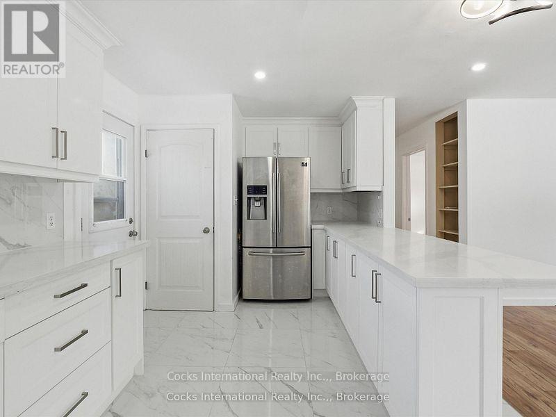 36 Susan Street W Property Photo 11