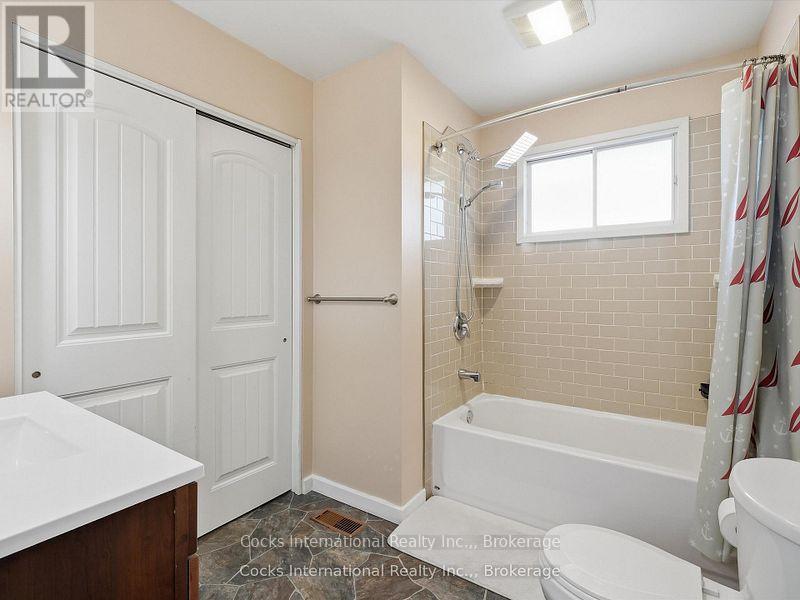 36 Susan Street W Property Photo 16