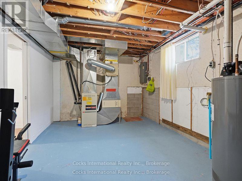 36 Susan Street W Property Photo 32