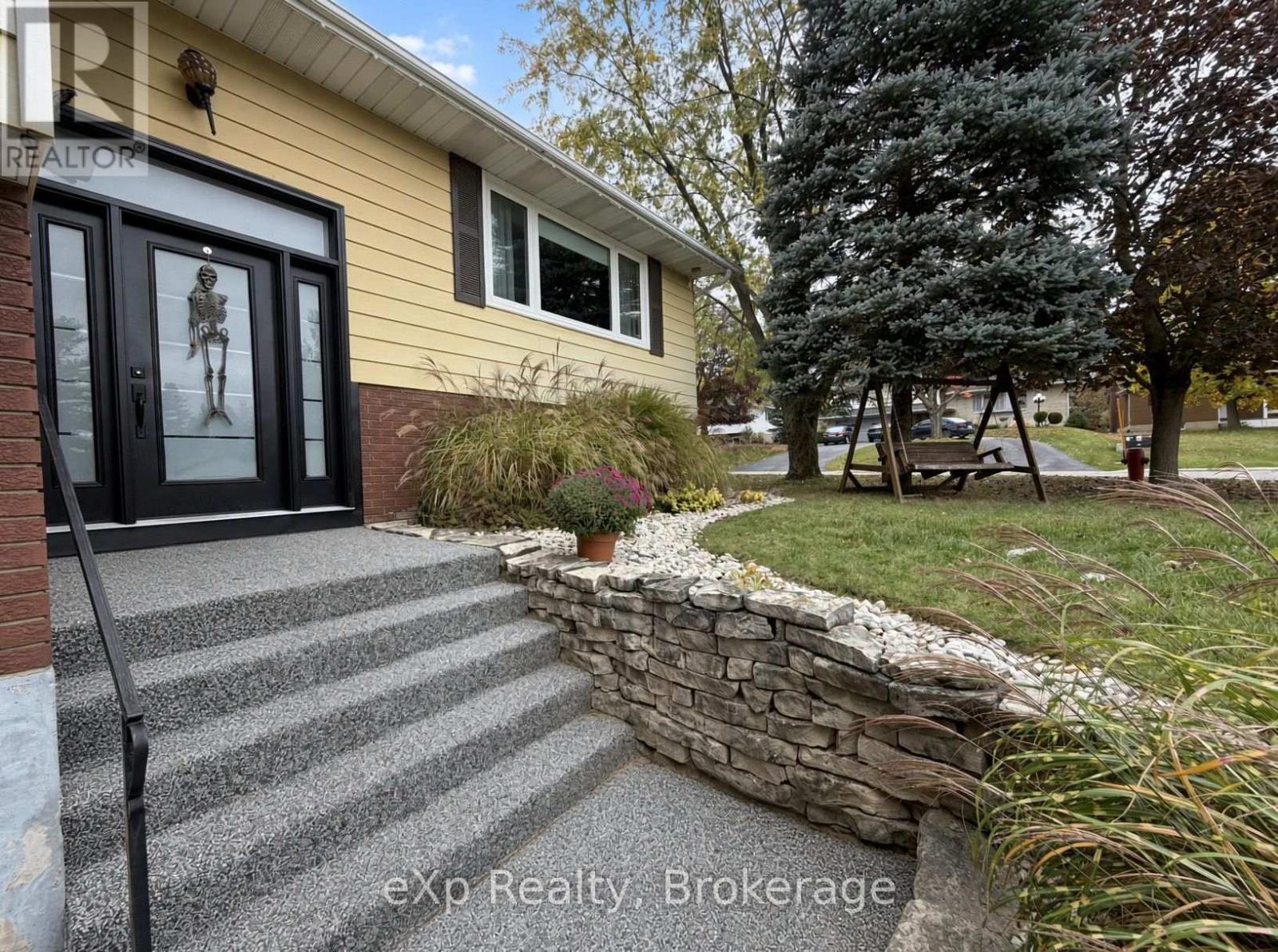 271 Thomas Street Property Photo 2