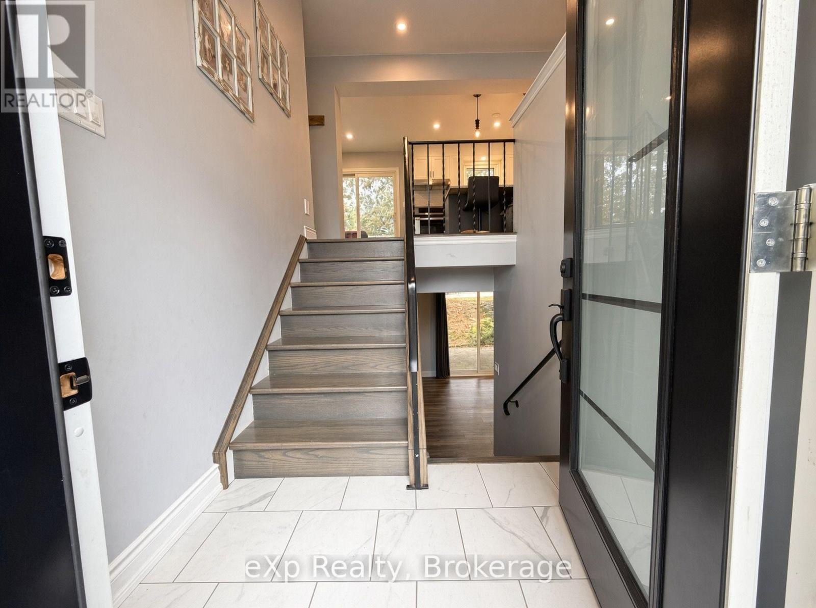 271 Thomas Street Property Photo 3