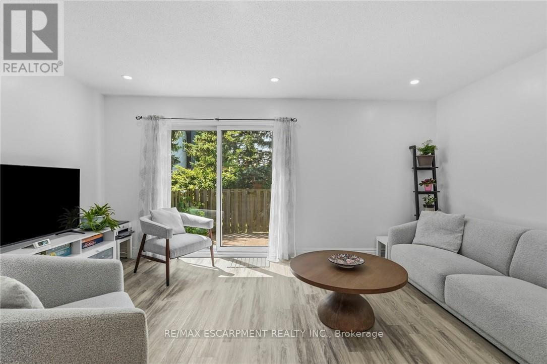 16 - 1420 Garth Street Property Photo 14
