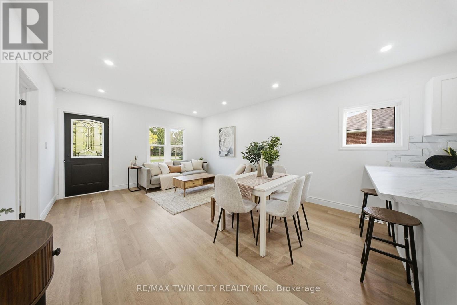 24 Park Road N Property Photo 11