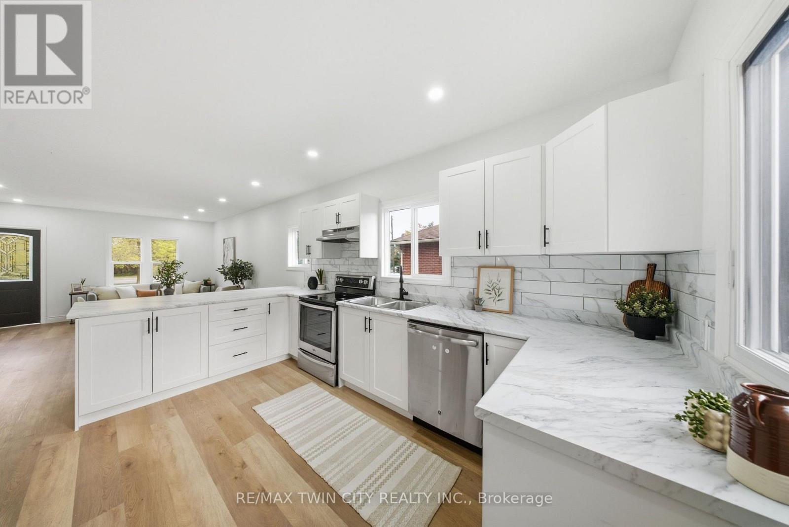 24 Park Road N Property Photo 14