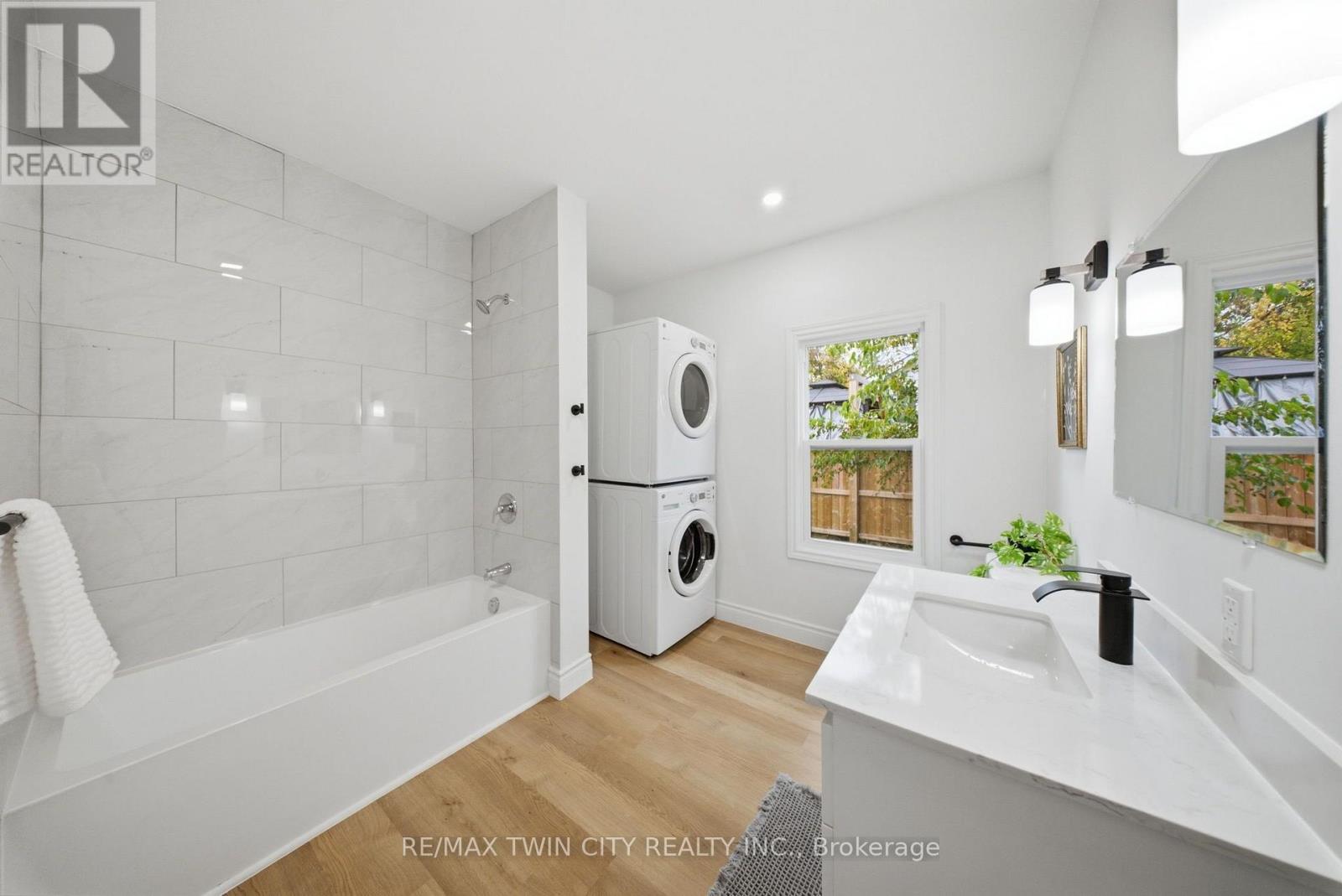 24 Park Road N Property Photo 15