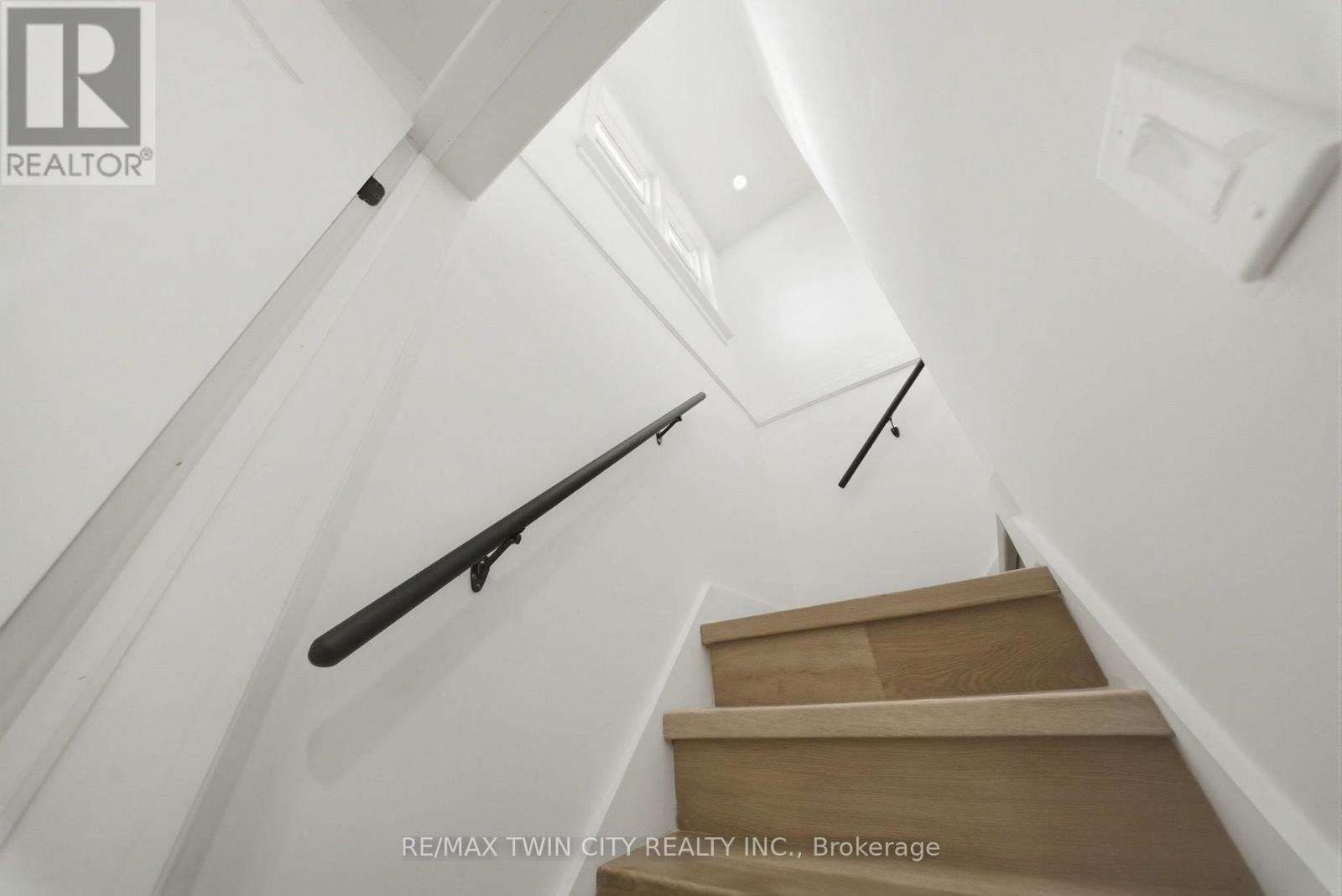 24 Park Road N Property Photo 18