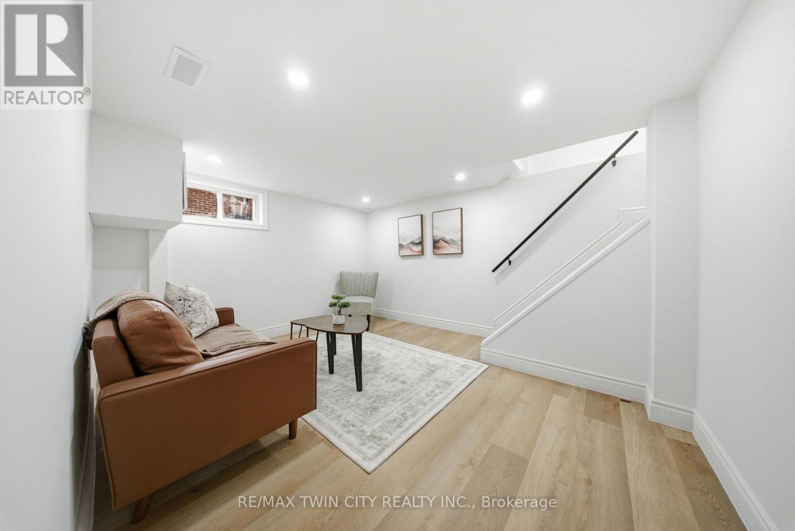 24 Park Road N Property Photo 22