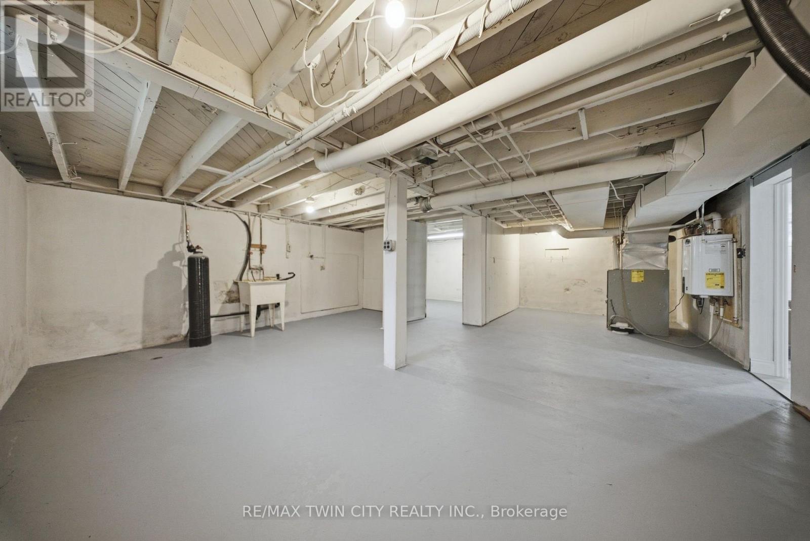 24 Park Road N Property Photo 26